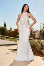 Φόρεμα maxi γοργονέ με halter λαιμόκοψη και πέρλες άσπρο