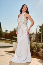 Φόρεμα maxi γοργονέ με halter λαιμόκοψη και πέρλες άσπρο - Image 3