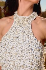 Φόρεμα maxi γοργονέ με halter λαιμόκοψη και πέρλες άσπρο - Image 5