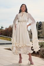 Φόρεμα midi σατινέ με βολάν και κάπα μπεζ - Image 2