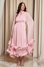 Φόρεμα midi σατινέ με βολάν και κάπα baby pink - Image 2