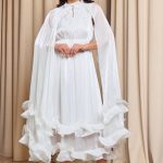 Φόρεμα midi σατινέ με βολάν και κάπα άσπρο