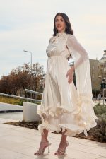 Φόρεμα midi σατινέ με βολάν και κάπα μπεζ - Image 3