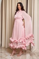 Φόρεμα midi σατινέ με βολάν και κάπα baby pink - Image 3