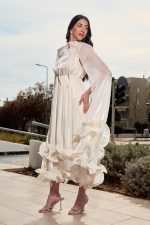 Φόρεμα midi σατινέ με βολάν και κάπα μπεζ - Image 4