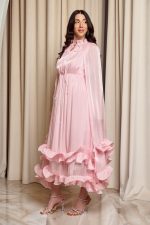 Φόρεμα midi σατινέ με βολάν και κάπα baby pink - Image 4