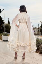 Φόρεμα midi σατινέ με βολάν και κάπα μπεζ - Image 5