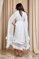 Φόρεμα midi σατινέ με βολάν και κάπα άσπρο - Image 5