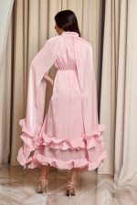 Φόρεμα midi σατινέ με βολάν και κάπα baby pink - Image 5