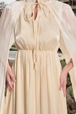 Φόρεμα midi σατινέ με βολάν και κάπα μπεζ - Image 6