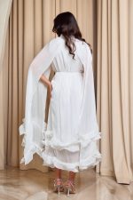 Φόρεμα midi σατινέ με βολάν και κάπα άσπρο - Image 6