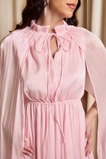 Φόρεμα midi σατινέ με βολάν και κάπα baby pink - Image 6