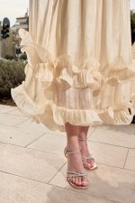 Φόρεμα midi σατινέ με βολάν και κάπα μπεζ - Image 7