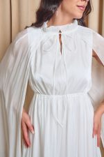 Φόρεμα midi σατινέ με βολάν και κάπα άσπρο - Image 7