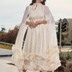 Φόρεμα midi σατινέ με βολάν και κάπα μπεζ