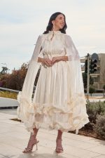 Φόρεμα midi σατινέ με βολάν και κάπα μπεζ