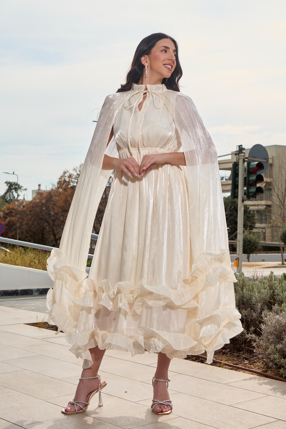 Φόρεμα midi σατινέ με βολάν και κάπα μπεζ