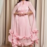 Φόρεμα midi σατινέ με βολάν και κάπα baby pink