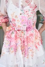 Φόρεμα mini floral με κουμπιά κόσμημα και στρας άσπρο - Image 6