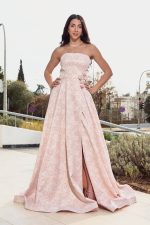 Φόρεμα maxi στράπλες μπροκάρ με ανάγλυφο μοτίβο απαλό ροζ - Image 2