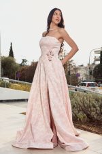 Φόρεμα maxi στράπλες μπροκάρ με ανάγλυφο μοτίβο απαλό ροζ - Image 4