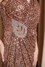 Φόρεμα maxi με παγιέτες και κόσμημα στρας bronze - Image 7