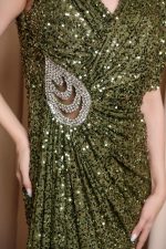 Φόρεμα maxi με παγιέτες και κόσμημα στρας olive - Image 7