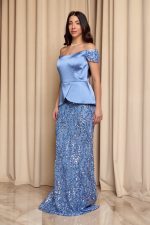 Φόρεμα maxi γοργονέ off shoulder με σατέν μπούστο dusty blue - Image 3