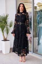 Φόρεμα midi κιπούρ με ζώνη δερματίνη μαύρο - Image 2