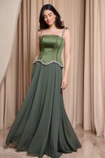 Φόρεμα maxi με ενσωματωμένο σατέν κορσέ και πέρλες olive - Image 2