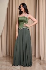 Φόρεμα maxi με ενσωματωμένο σατέν κορσέ και πέρλες olive - Image 4