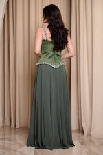 Φόρεμα maxi με ενσωματωμένο σατέν κορσέ και πέρλες olive - Image 5