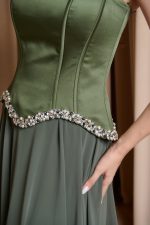 Φόρεμα maxi με ενσωματωμένο σατέν κορσέ και πέρλες olive - Image 7