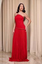 Φόρεμα maxi στράπλες πλισέ με λεπτομέρεια χάντρες κόκκινο - Image 4