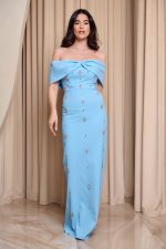 Φόρεμα maxi off shoulder με διακοσμητικές πέτρες baby blue - Image 2