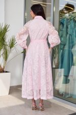 Φόρεμα midi με floral κεντήματα baby pink - Image 5