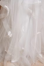 Νυφικό φόρεμα με ανάγλυφα σχέδια και βολάν - Image 8