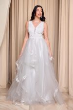 Νυφικό φόρεμα με ανάγλυφα σχέδια και βολάν - Image 2