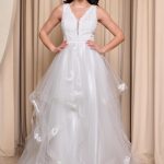 Νυφικό φόρεμα με ανάγλυφα σχέδια και βολάν