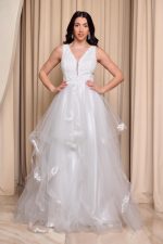 Νυφικό φόρεμα με ανάγλυφα σχέδια και βολάν