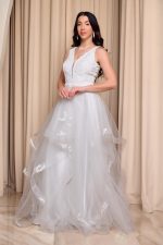 Νυφικό φόρεμα με ανάγλυφα σχέδια και βολάν - Image 3