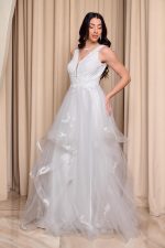 Νυφικό φόρεμα με ανάγλυφα σχέδια και βολάν - Image 4