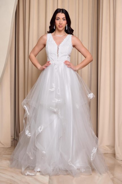 Νυφικό φόρεμα με ανάγλυφα σχέδια και βολάν