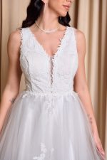 Νυφικό φόρεμα με ανάγλυφα σχέδια και βολάν - Image 6