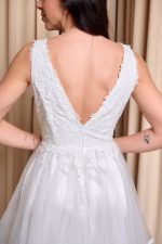 Νυφικό φόρεμα με ανάγλυφα σχέδια και βολάν - Image 7