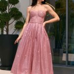 Φόρεμα midi με τρισδιάστατο γκλίτερ και ραμμένη ζώνη ροζ