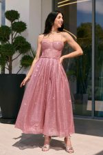 Φόρεμα midi με τρισδιάστατο γκλίτερ και ραμμένη ζώνη ροζ