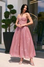 Φόρεμα midi με τρισδιάστατο γκλίτερ και ραμμένη ζώνη ροζ - Image 2