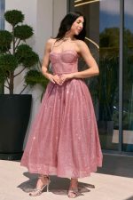 Φόρεμα midi με τρισδιάστατο γκλίτερ και ραμμένη ζώνη ροζ - Image 3