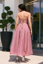 Φόρεμα midi με τρισδιάστατο γκλίτερ και ραμμένη ζώνη ροζ - Image 4